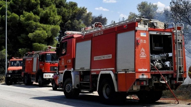 Κολωνός: Υπό έλεγχο η φωτιά σε διαμέρισμα – Καλά στην υγεία του ο ένοικος