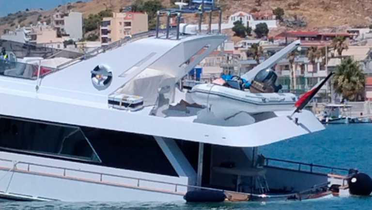Σαλαμίνα: Βυθίζεται θαλαμηγός στη Μαρίνα Βουρκαρίου, δείτε βίντεο και φωτογραφίες