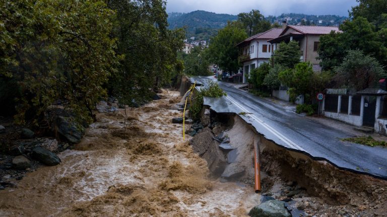 Αδιανόητες εικόνες στη Λάρισα: Οδηγοί ρισκάρουν τη ζωή τους σε μισοβυθισμένη γέφυρα