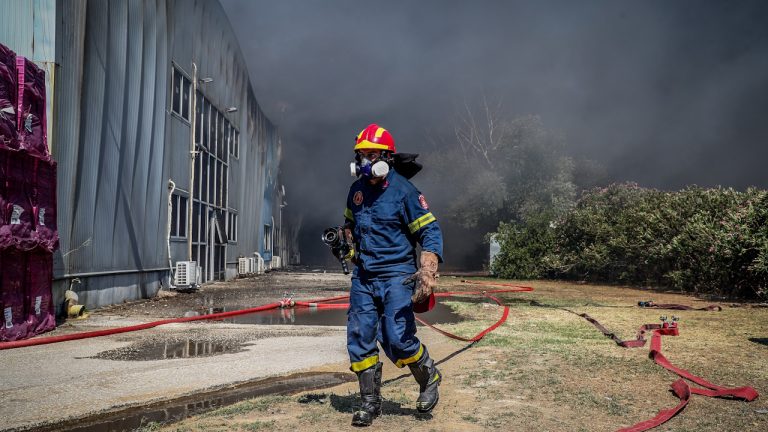 Υπό μερικό έλεγχο η φωτιά στο Καλοχώρι – Σχεδόν ολοκληρωτική η καταστροφή στο εργοστάσιο!