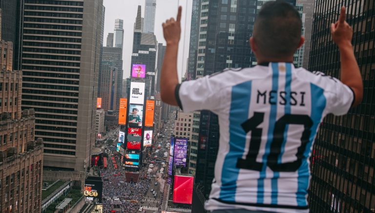 «Πλημμύρισε» από Αργεντινούς η Times Square πριν τον τελικό! (video)