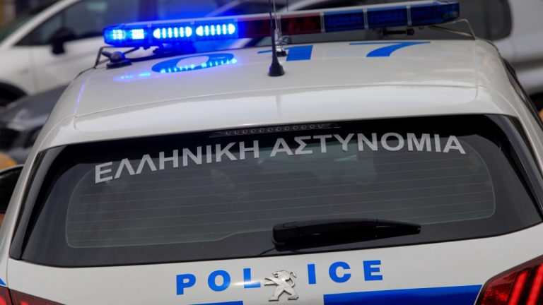 Σύλληψη 24χρονου στην Βάρκιζα για κόντρα με μηχανές τα ξημερώματα