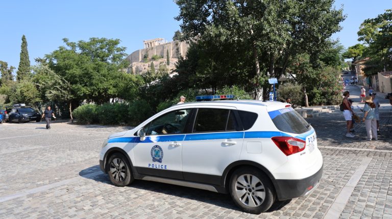 Επίθεση στην Ακρόπολη: Προθεσμία να απολογηθεί πήρε ο δράστης, κρατούσε μαχαίρι 26 εκατοστών