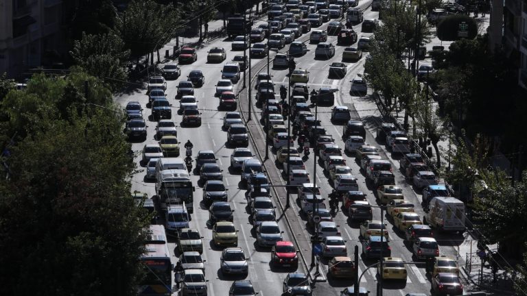 Στο «κόκκινο» η κίνηση: Μεγάλη η έξοδος των εκδρομέων, μποτιλιαρίσματα σε Κηφισό, Αθηνών-Κορίνθου και Αττική Οδό