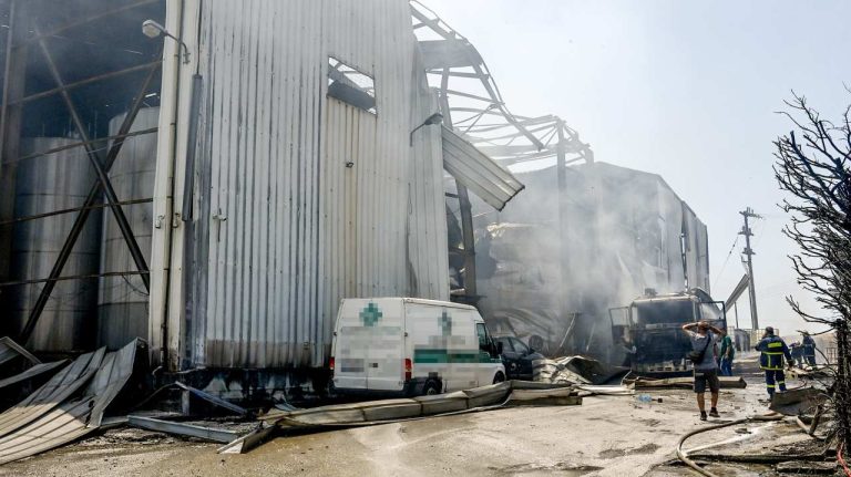 Τρεις συλλήψεις για την έκρηξη και πυρκαγιά στο εργοστάσιο στα Εξαμίλια Κορινθίας