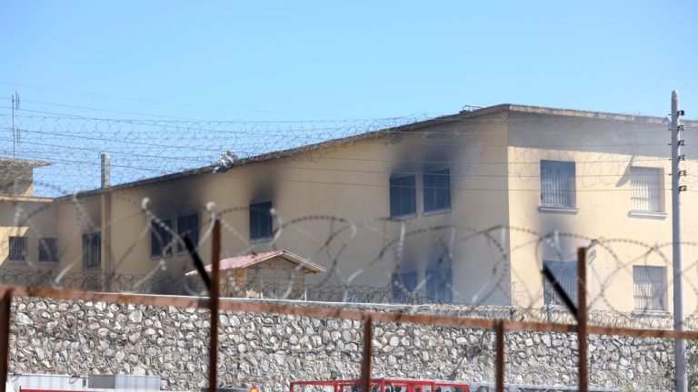 Φωτιά τώρα στις φυλακές Κορυδαλλού – Κρατούμενοι έκαψαν τα στρώματά τους