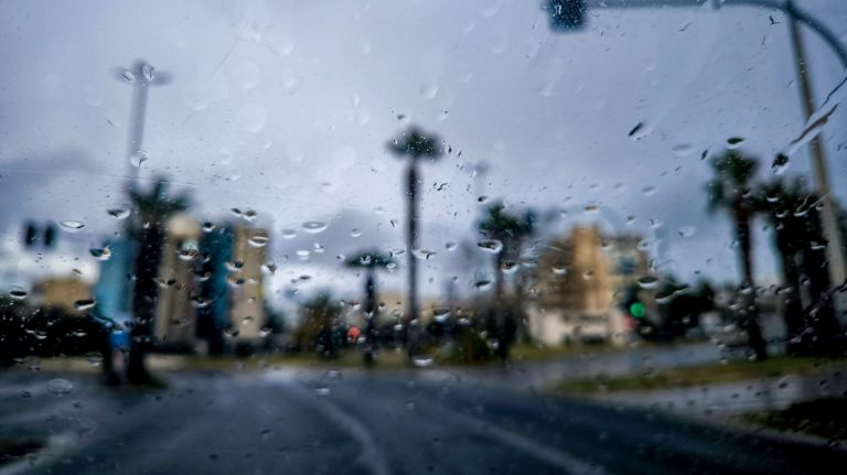 Ήχησε το 112 σε πολλές περιοχές της χώρας για ισχυρές καταιγίδες και κεραυνούς