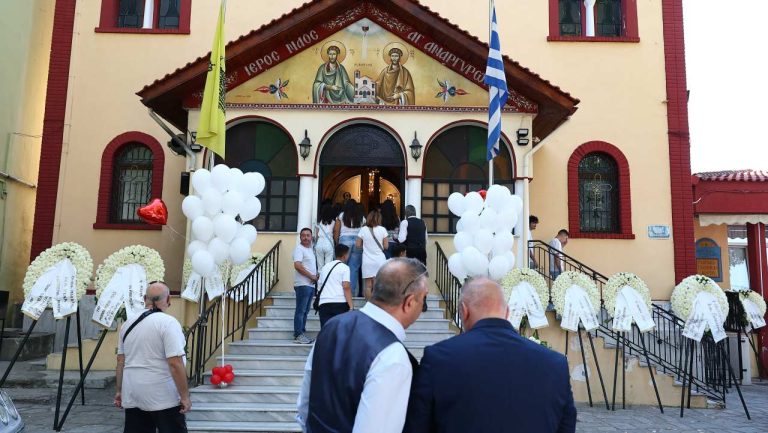 «Σύσσωμη» η οικογένεια του ΠΑΟΚ στο τελευταίο αντίο στην 15χρονη Άννα Μαρία