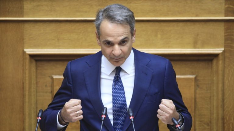 Μητσοτάκης στη Βουλή: «Μείωση 10 λεπτών στη βενζίνη και 5 στο ντίζελ»