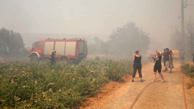 Μαίνεται η φωτιά στην Εύβοια, εκκενώνεται ο Προφήτης Ηλίας