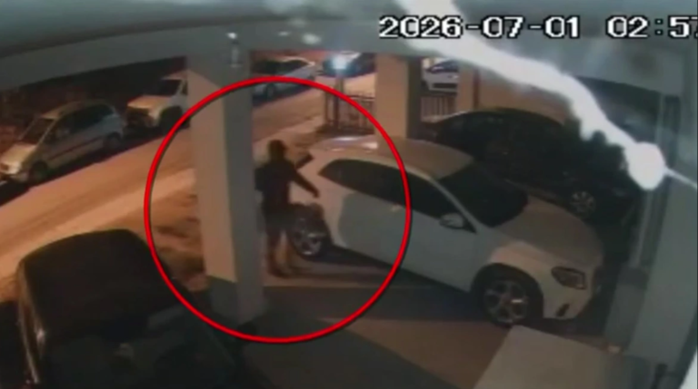 H στιγμή που ο δράστης αφήνει τον εμπρηστικό μηχανισμό στο σπίτι του Σάββα Αναστασιάδη στη Θεσσαλονίκη και η έκρηξη (video)