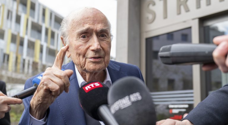 Μπλάτερ κατά FIFA: «Το ποδόσφαιρο ανήκει στον λαό»