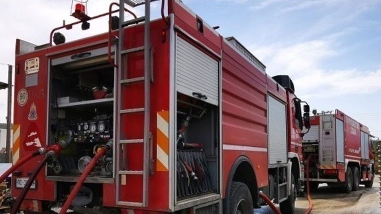 Στη φωτιά σε δύο εταιρικές εγκαταστάσεις επικεντρώνεται η επιχείρηση κατάσβεσης της πυρκαγιάς στο Ωραιόκαστρο
