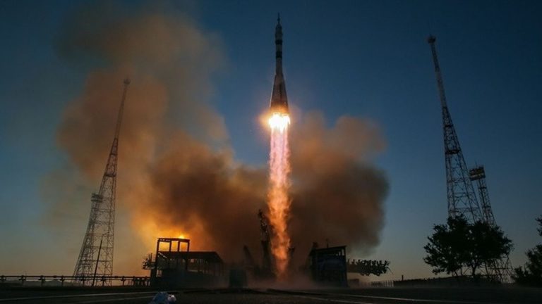 Διαστημόπλοιο Soyuz μετέφερε δύο Ρώσους κοσμοναύτες και έναν Αμερικανό αστροναύτη στον Διεθνή Διαστημικό Σταθμό