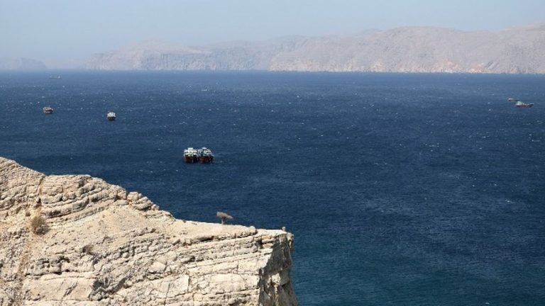 Νέος συναγερμός στα Στενά του Ορμούζ: Αναφορές για ισχυρές εκρήξεις στη Μπαντάρ Αμπάς και στο Κεσμ