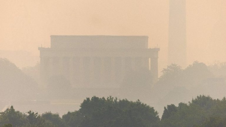 Ο στρατός ετοιμάζεται να εκκενώσει κοινότητα του Οντάριο καθώς ο καπνός από τις πυρκαγιές “πνίγει” τις ΗΠΑ
