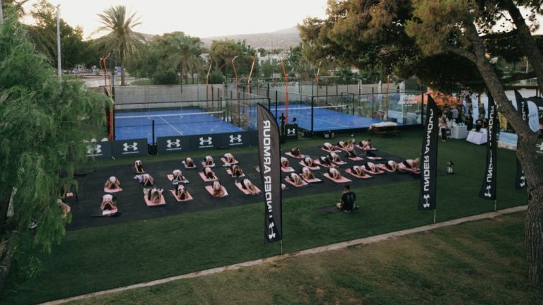 UNDER ARMOUR Yoga Sunset Session: Μια εμπειρία ευεξίας δίπλα στη θάλασσα, με φόντο το ηλιοβασίλεμα της Αθηναϊκής Ριβιέρας