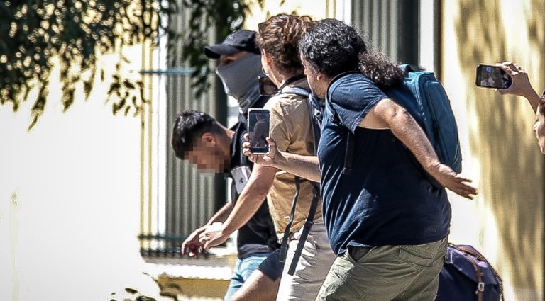 «Την έβαλα μέσα στον πανικό μου σε μια βαλίτσα, την έδωσα σε έναν γέρο» – Τι ισχυρίστηκε ο Αφγανός