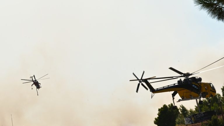Καταγγελία-σοκ από Υπαρχηγό εν αποστρατεία της Πυροσβεστικής: «Επίγειος αξιωματικός συντόνιζε παράνομα τα ελικόπτερα στην Ψάθα» (video)