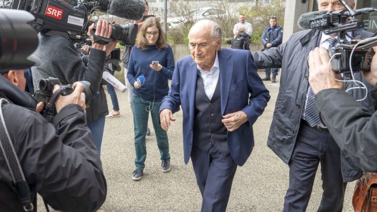 «Βέλη» Μπλάτερ σε Ινφαντίνο: «Τα χρήματα δεν είναι αυτοσκοπός!»