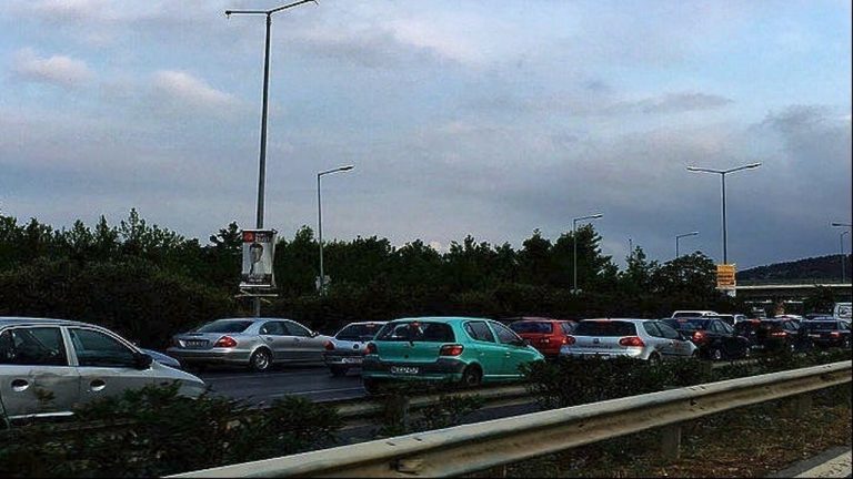 Tαλαιπωρία για τους οδηγούς στην Εθνική Οδό Αθηνών – Κορίνθου στο ρεύμα εισόδου: Σημειωτόν η κίνηση σε Κινέτα και Μέγαρα