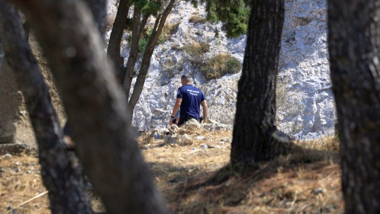 Θρίλερ στον Λυκαβηττό: Βρέθηκε σορός σε σπηλιά