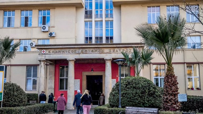 Ασθενής ξυλοκόπησε νοσηλεύτρια στα Επείγοντα του Ερυθρού Σταυρού, την άρπαξε από τα μαλλιά και τη χτύπησε σε πόρτες – Τι καταγγέλλει η ΠΟΕΔΗΝ