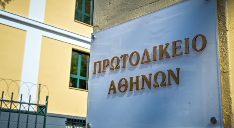 Στην Ευελπίδων ο 26χρονος Αφγανός για να απολογηθεί για τη δολοφονία της Βρετανίδας στην Κυψέλη, αρνείται τις κατηγορίες