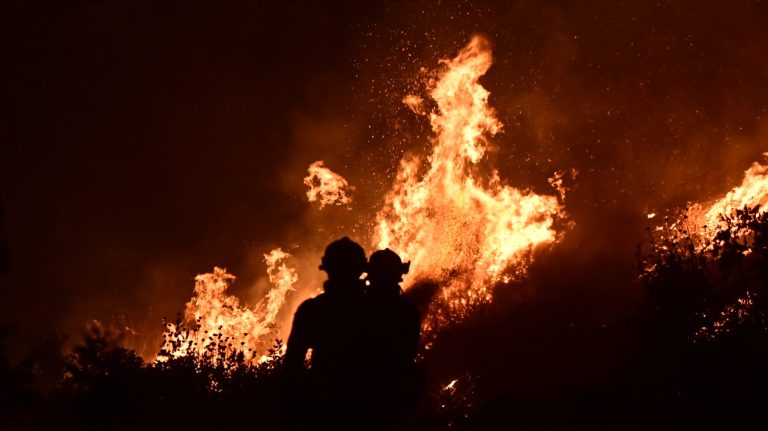 «Μαύρο» αποτύπωμα από τις πυρκαγιές: 118 «κόκκινα» κτίρια και 113.000 καμένα στρέμματα σε Δυτική Αττική και Ρέθυμνο