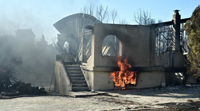Τραγωδία στη Σαλαμίνα: Δύο ηλικιωμένοι οι νεκροί στα Περιστέρια – Εντοπίστηκαν έξω από το καμμένο σπίτι τους (video)