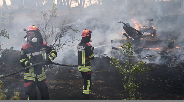 Συνεχίζεται η μάχη με την πυρκαγιά στη Δυτική Αττική