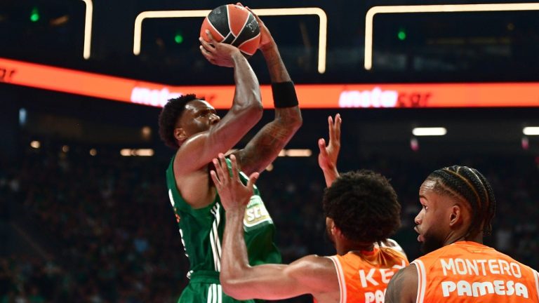 «Η νοοτροπία ενός Game Changer»: Το buzzer-beater του Χέιζ-Ντέιβις που αποθέωσε η EuroLeague!