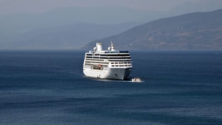 «Κρουαζιέρα θα σε πάω 2026»: Φοροδιαφυγή για 1 στα 2 τουριστικά σκάφη στη Σαντορίνη