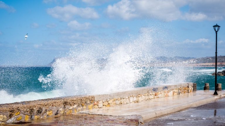 Αγριεύουν τα μελτέμια για 48 ώρες: Απαγορευτικό από Ραφήνα και Λαύριο, ακυρώθηκε δρομολόγιο από Πειραιά, πολύ αυξημένος ο κίνδυνος πυρκαγιάς