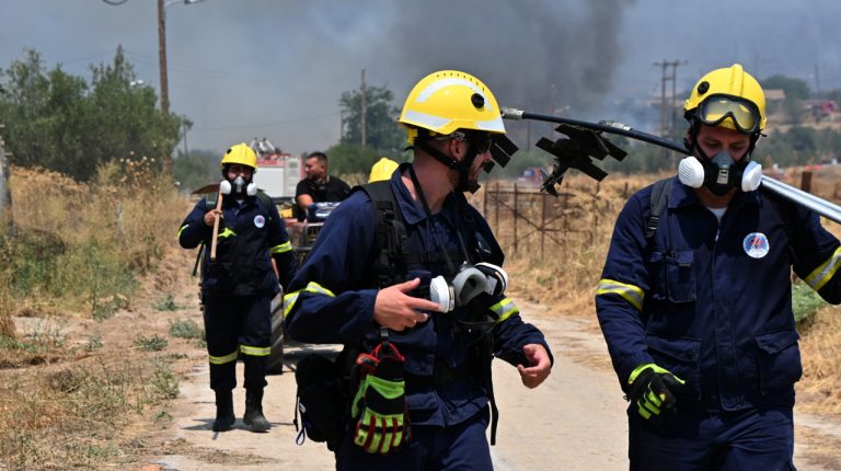 Σοκ: Έκλεψαν ζάντες από τα αυτοκίνητά των πυροσβεστών, ενώ επιχειρούσαν στις φωτιές!