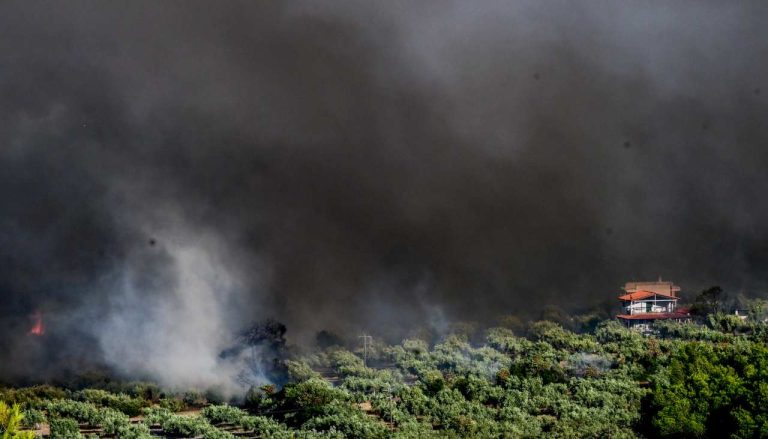 Μηνύματα του 112 για απομάκρυνση από Πόρτο Γερμενό, Μύτικα και Ψάθα Αττικής