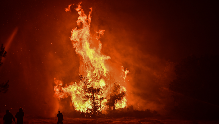 «Mega fire» η πυρκαγιά της Αττικοβοιωτίας: Δείτε χάρτη από δορυφόρο με τα ενεργά μέτωπα