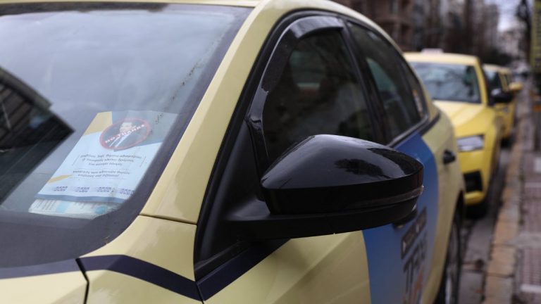 Συνελήφθη 38χρονος οδηγός ταξί που κατηγορείται ότι απείλησε οικογένεια τουριστών και της απέσπασε 600 ευρώ