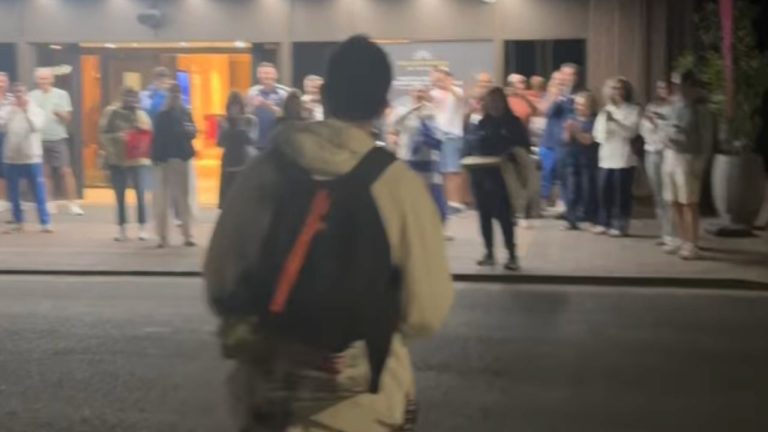 Πανηγυρική υποδοχή του Τεντόγλου από την ελληνική αποστολή! (video)