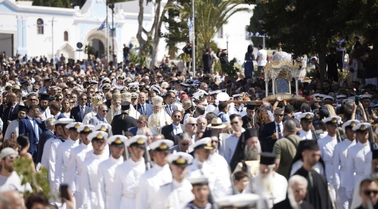 Η μεγάλη γιορτή του Δεκαπενταύγουστου: Χιλιάδες πιστοί προσκυνούν την Παναγία από την Τήνο έως την Κωνσταντινούπολη