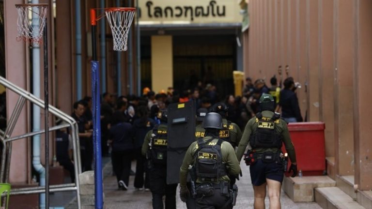 Επτά νεκροί, 15 τραυματίες από πυροβολισμούς σε σχολείο στην Ταϊλάνδη