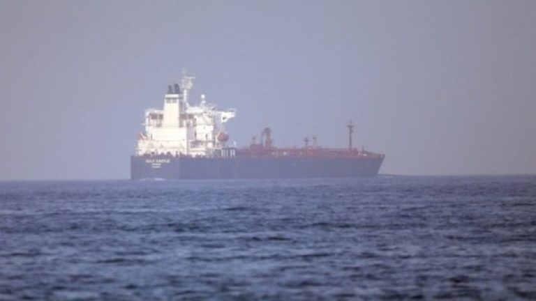 Πλοίο χτυπήθηκε από «άγνωστο βλήμα» στα Στενά του Ορμούζ