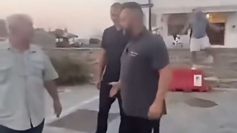«Το μετανιώνω αλλά με βάρεσε πρώτος»: Τι υποστηρίζει ο οδηγός ταξί που ξυλοκόπησε τον υπάλληλο εταιρείας ενοικίασης οχημάτων στην Πάρο