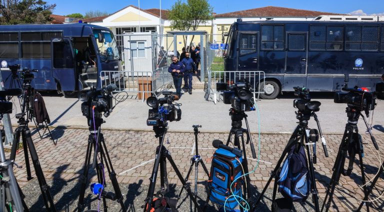 Με την κατάθεση της κόρης του μηχανοδηγού της επιβατικής αμαξοστοιχίας συνεχίζεται η δίκη για τα Τέμπη