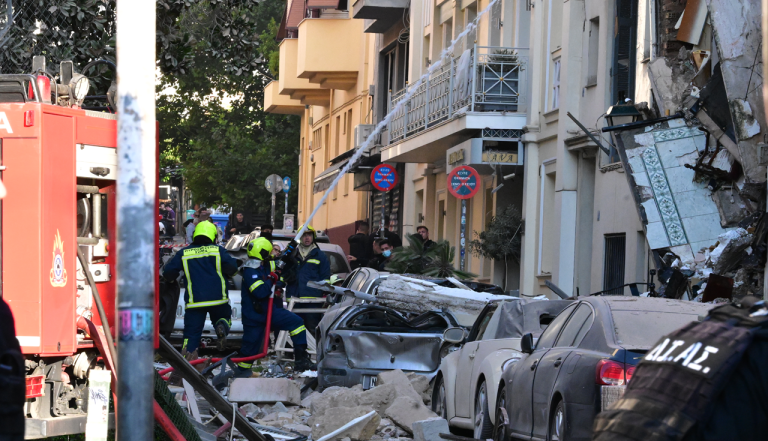 Ισχυρή έκρηξη σε κτήριο στην Πλάκα, ένας τραυματίας και ένας εγκλωβισμένος