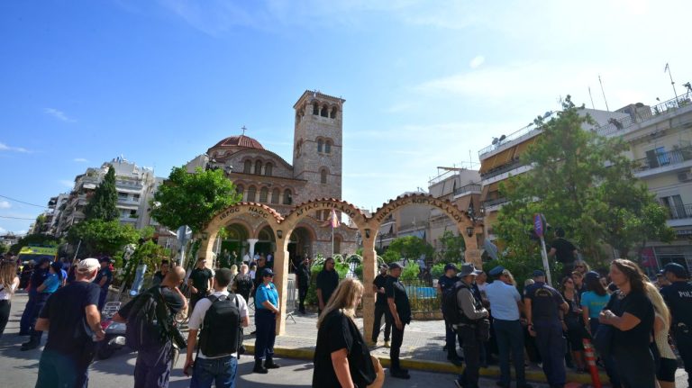 Μαζωνάκης: Ράκος η αδελφή του, Μαρία – Kατέρρευσε πάνω στο φέρετρο