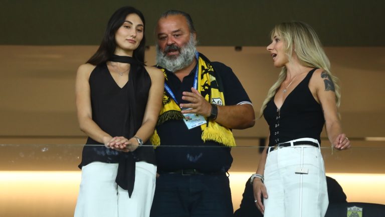 ΑΕΚ – Άρης: Ξεχωριστές παρουσίες στη σουίτα του Ηλιόπουλου