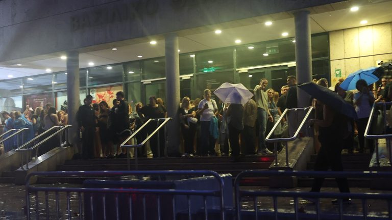 Θεσσαλονίκη: Η μπόρα «απείλησε» τη συναυλία του Αντώνη Ρέμου – Με καθυστέρηση η έναρξη