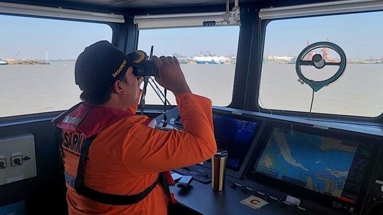 Ναυάγιο πορθμείου στην Ινδονησία: Ξανάρχισαν οι έρευνες για τους 129 αγνοούμενους