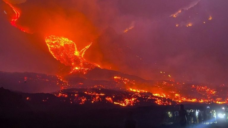 Ιταλία:  Ανεστάλησαν πτήσεις στο αεροδρόμιο της Κατάνης εξαιτίας ηφαιστειακής τέφρας από την Αίτνα